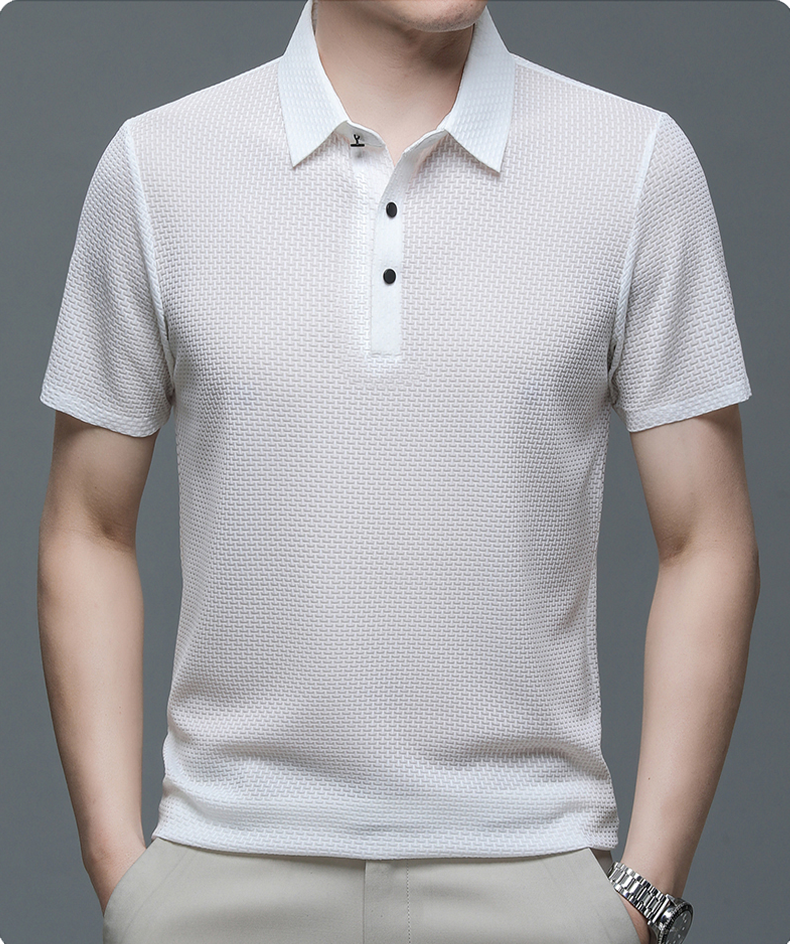 Un polo blanc en maille texturée, avec un col classique et des boutons noirs contrastés. Ce modèle élégant et confortable est idéal pour un look moderne et décontracté, parfait pour toutes les occasions.