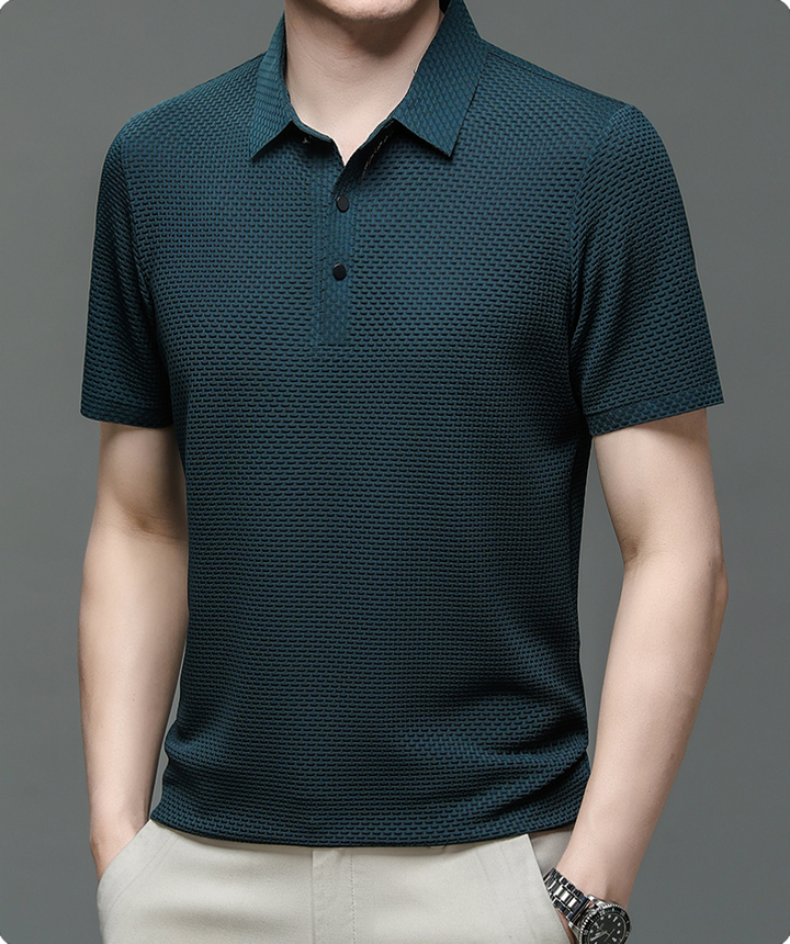 Un polo vert foncé en maille texturée, doté d'un col classique et de boutons noirs contrastés. Ce modèle élégant et confortable est parfait pour un look moderne et décontracté, adapté à toutes les occasions.