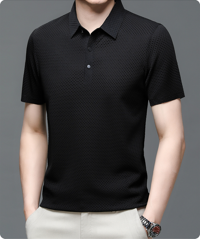 Un polo noir en maille texturée, avec un col classique et des boutons noirs contrastés. Ce modèle élégant et confortable est idéal pour un look moderne et décontracté, parfait pour toutes les occasions.