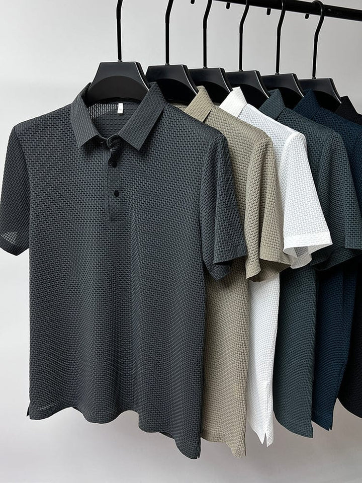 Une collection de polos en maille pour hommes, disponibles dans plusieurs couleurs élégantes : noir, beige, blanc et bleu foncé. Chaque polo est conçu avec un col classique et des boutons noirs contrastés, parfait pour un look moderne et décontracté.