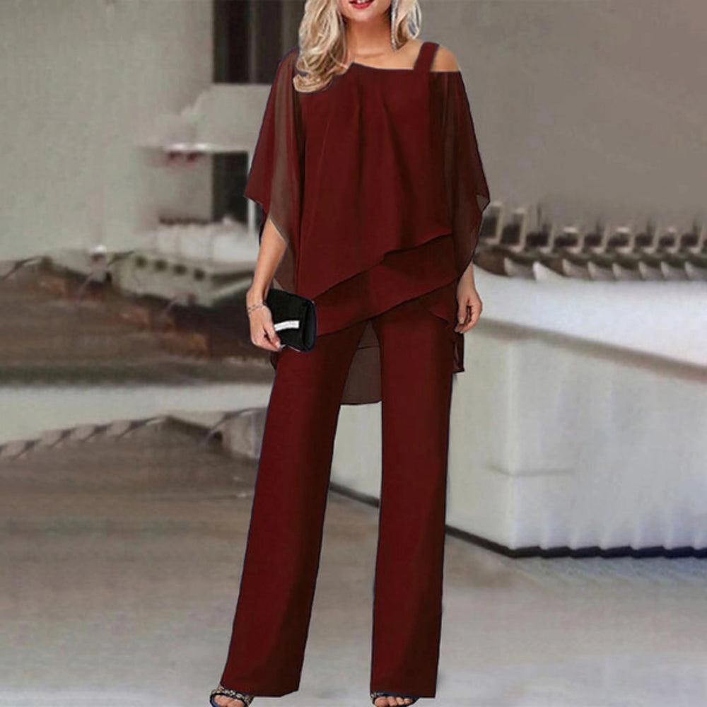 Optez pour l'élégance et la modernité avec l'ensemble Zahra, un duo tendance pour femme. Ce modèle comprend un haut fluide et asymétrique aux manches ouvertes avec des bretelles décorées de strass, assorti d'un pantalon large pour une allure chic et confortable. Parfait pour les occasions spéciales, cet ensemble combine sophistication et confort dans un coloris rouge profond.