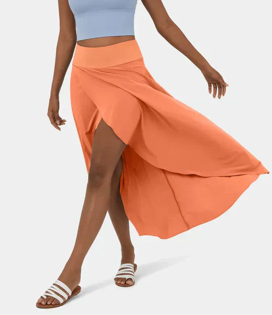 Jupe fluide et légère en coloris orange, avec une coupe asymétrique et une fente sur le côté. Parfaite pour un look estival lumineux et tendance, à associer avec un top court et des sandales.