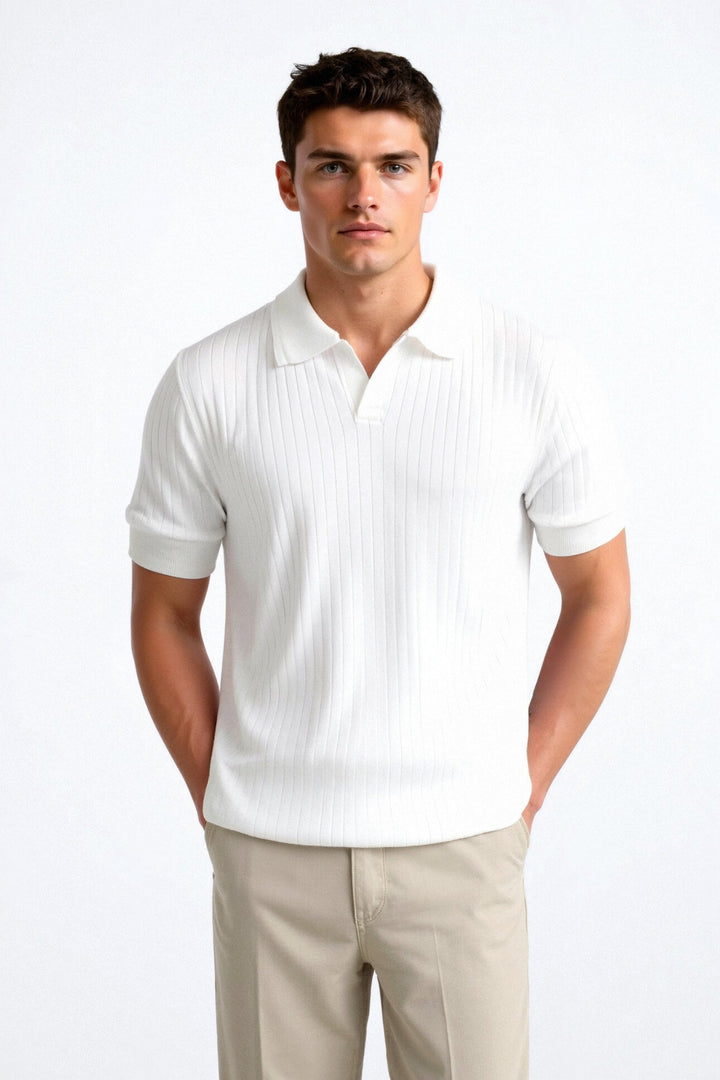 Polo homme blanc à manches courtes, avec un motif côtelé vertical, porté avec un pantalon beige pour un look moderne et épuré. Ce polo au col classique et à la coupe ajustée offre une silhouette élégante, parfaite pour une tenue décontractée et sophistiquée.
