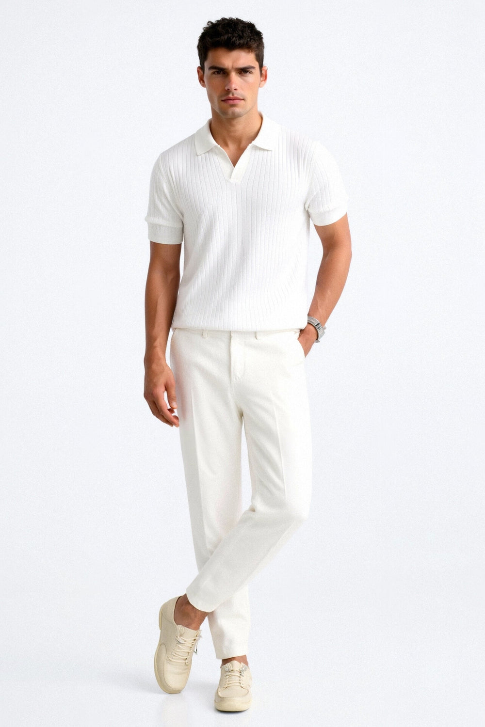 Polo homme blanc à manches courtes, avec un motif côtelé vertical, porté avec un pantalon assorti pour un look moderne et élégant. Le col classique et la coupe ajustée créent une silhouette raffinée, parfaite pour un style décontracté mais chic. Idéal pour des occasions estivales ou semi-formelles.