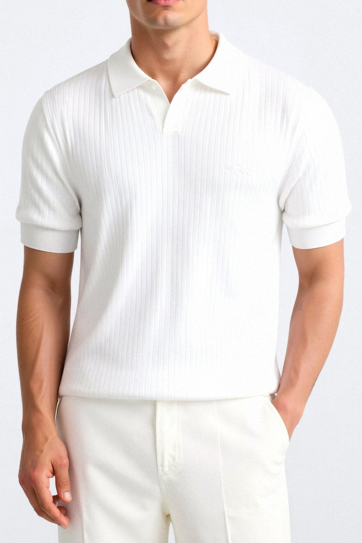 Polo homme blanc à manches courtes, avec un motif côtelé vertical qui apporte une touche d'élégance moderne. Le col classique et la coupe ajustée offrent un style à la fois raffiné et décontracté. Idéal pour une tenue chic et confortable, ce polo est parfait pour des occasions décontractées ou semi-formelles.