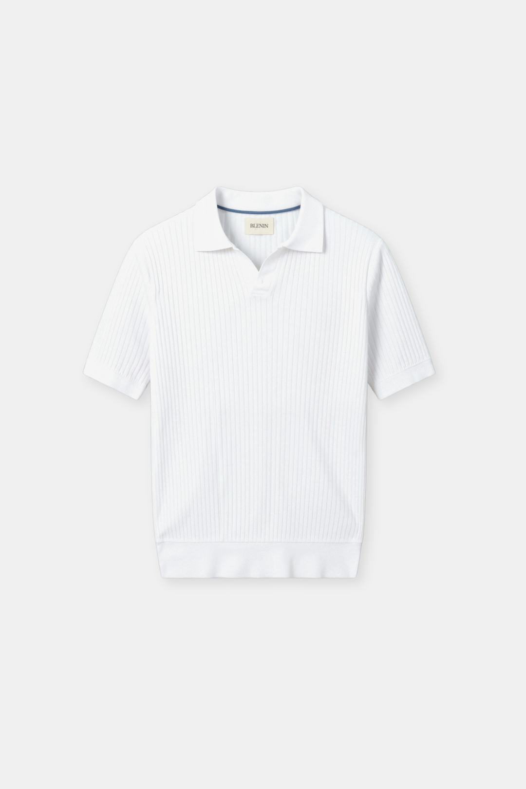 Polo homme blanc à manches courtes, avec un motif côtelé vertical pour un look épuré et moderne. Ce modèle au col classique et à la coupe ajustée offre une silhouette élégante et raffinée, parfait pour une tenue décontractée mais stylée. Idéal pour les occasions estivales ou pour un look quotidien chic.