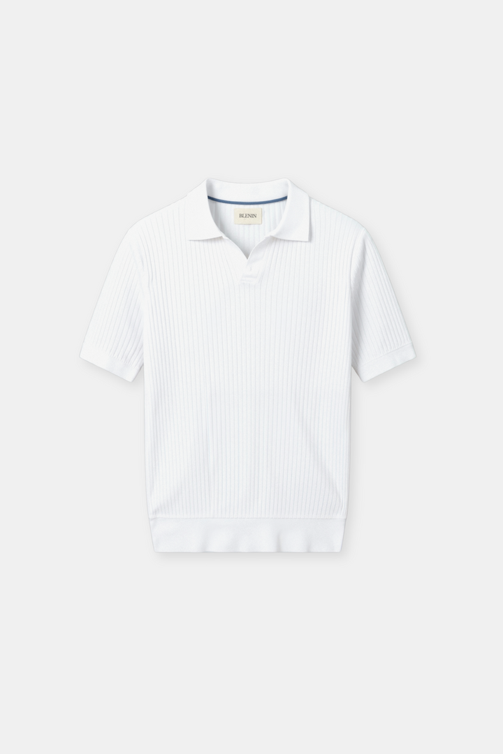 Polo homme blanc à manches courtes, avec un motif côtelé vertical pour un look épuré et moderne. Ce modèle au col classique et à la coupe ajustée offre une silhouette élégante et raffinée, parfait pour une tenue décontractée mais stylée. Idéal pour les occasions estivales ou pour un look quotidien chic.