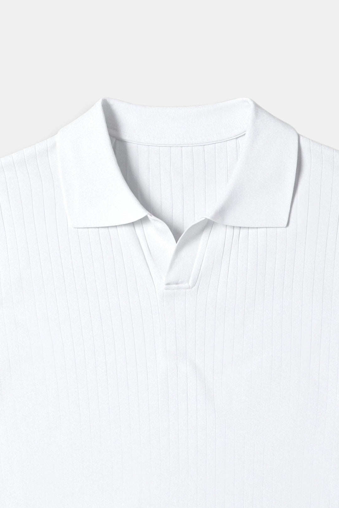 Détail du polo homme blanc, mettant en avant le col classique et le motif côtelé vertical qui ajoute texture et élégance au design épuré. Un modèle moderne et chic, parfait pour une tenue à la fois sophistiquée et décontractée.