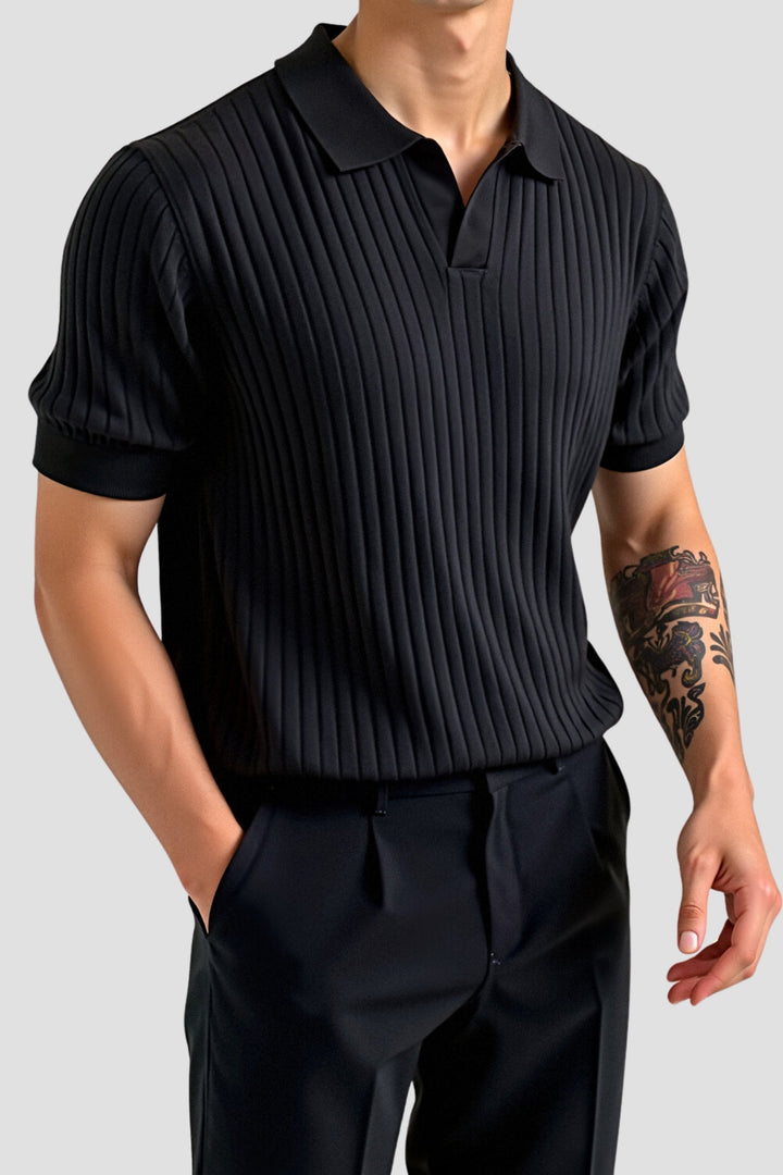Polo homme noir à manches courtes, avec un motif côtelé vertical qui offre un look moderne et élégant. Le col classique et la coupe ajustée mettent en valeur une silhouette raffinée, tandis que l'ensemble du design assure un style sophistiqué et décontracté. Parfait pour un look chic en toute occasion.