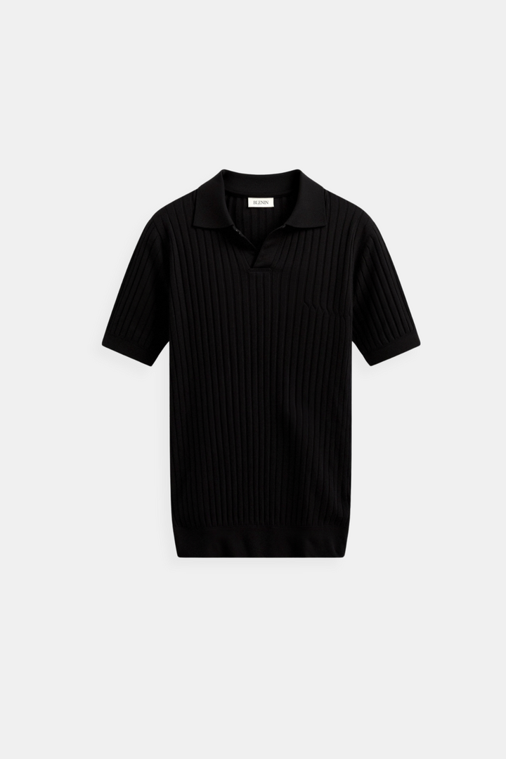Polo homme noir à manches courtes, au design moderne avec un motif côtelé vertical qui apporte texture et élégance. Il dispose d'un col classique et d'une coupe ajustée, parfait pour un look à la fois tendance et raffiné. Idéal pour une tenue décontractée et stylée.