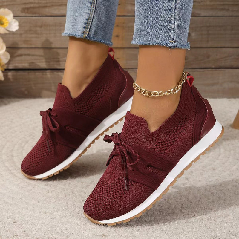 Baskets plates pour femme bordeaux en maille respirante avec lacets, empiècements suédés, semelle blanche et extérieure gomme, style moderne et confortable.