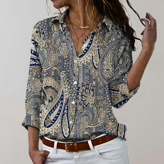Chemise élégante à motifs cachemire bleu, beige et gris, col classique et coupe décontractée, idéale pour un style raffiné et intemporel.