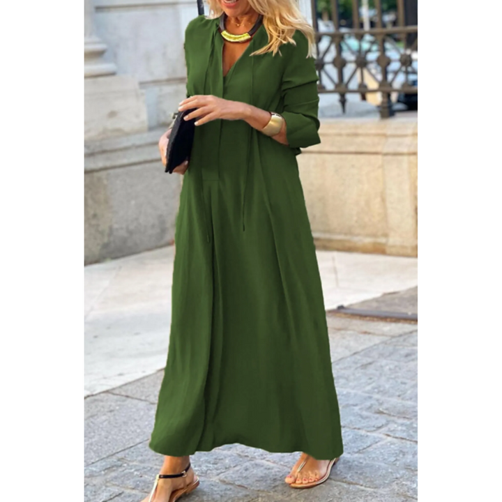 Robe maxi d'été pour femme Zoraida, moderne et élégante, dans une teinte vert olive. Cette robe longue et fluide offre un look à la fois chic et décontracté, idéale pour les journées estivales. Accessoirisée avec des bijoux dorés et des sandales, elle combine confort et raffinement.