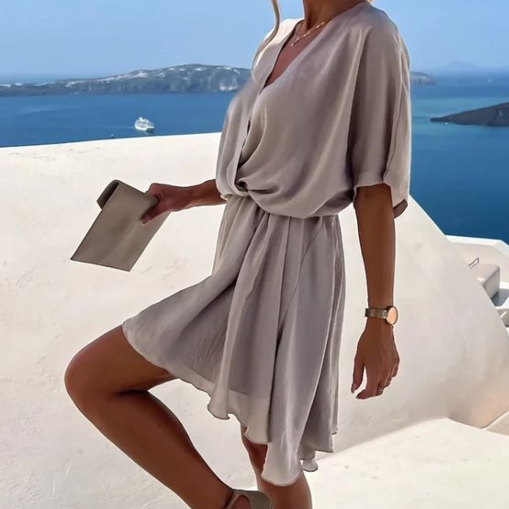 Robe Zorina bohème pour femme, coupe fluide et détails distinctifs adaptés aux tenues estivales.