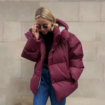 Veste Mariette coupe courte à capuche pour femme, style hivernal urbain adapté aux tenues polyvalentes.