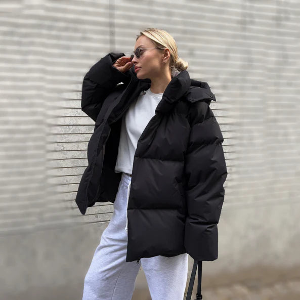 Veste Mariette coupe courte à capuche pour femme, style hivernal urbain adapté aux tenues polyvalentes.
