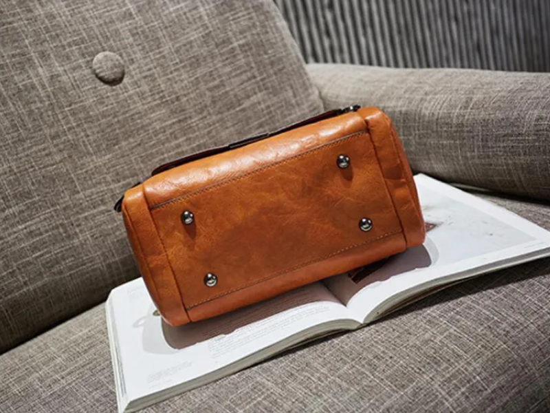 Sac Chavell crossbody pour femme, bandoulière ajustable et finitions soignées adaptées aux tenues polyvalentes.