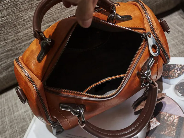 Sac Chavell crossbody pour femme, bandoulière ajustable et finitions soignées adaptées aux tenues polyvalentes.
