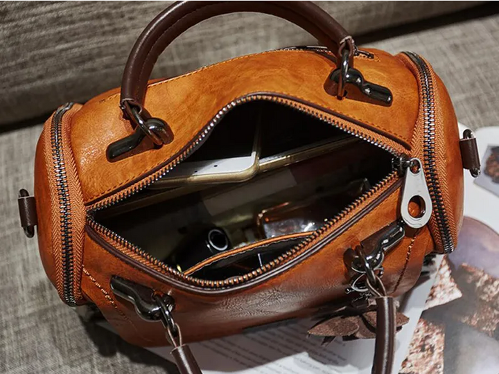 Sac Chavell crossbody pour femme, bandoulière ajustable et finitions soignées adaptées aux tenues polyvalentes.