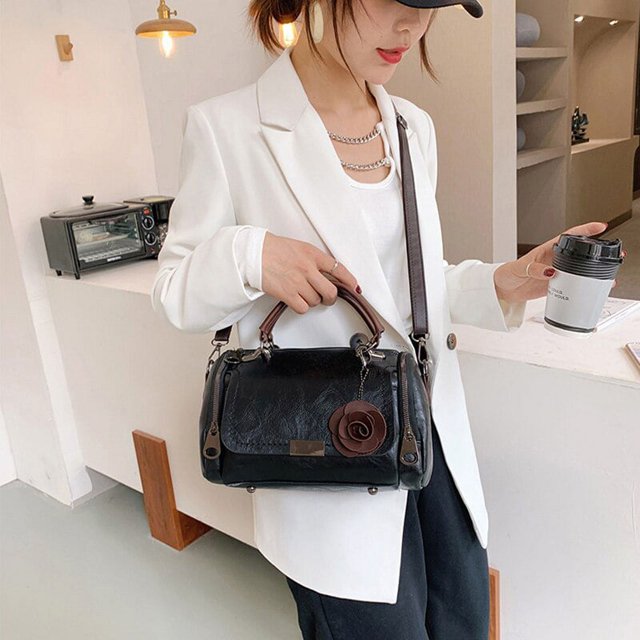 Sac Chavell crossbody pour femme, bandoulière ajustable et finitions soignées adaptées aux tenues polyvalentes.