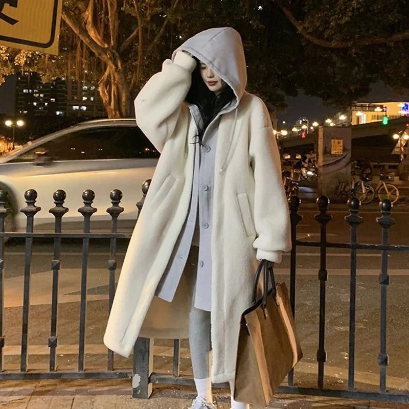 Trench-coat Benjamine à capuche pour femme, imperméable et ceinturé adapté aux tenues d'automne.