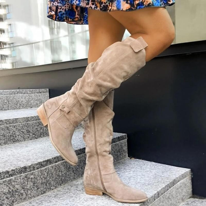 Bottes Isadora chic pour femme, ligne élégante adaptée aux tenues automnales polyvalentes.