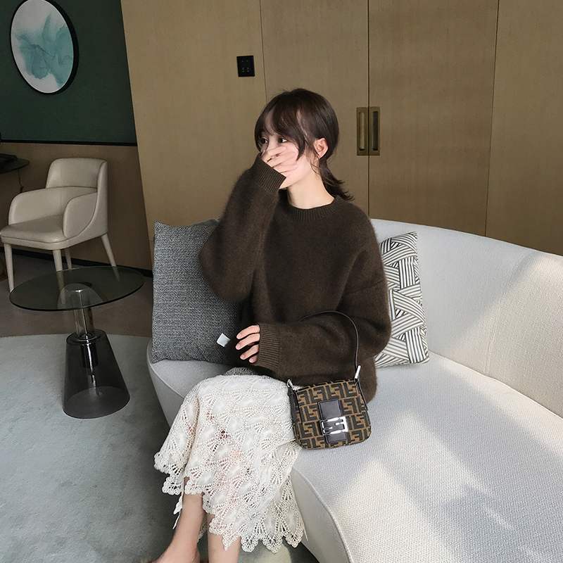 Pull Marlène épaules tombantes pour femme, maille douce adaptée aux tenues cocooning automnales.
