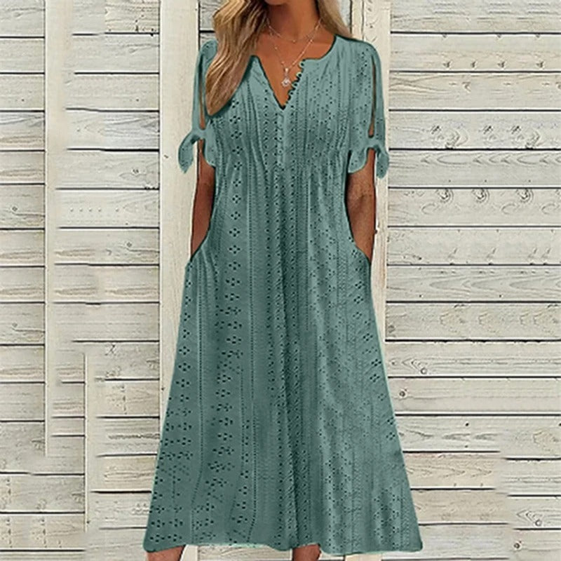Robe Ludivine élégante pour femme, coupe raffinée et finitions soignées adaptées aux occasions habillées.