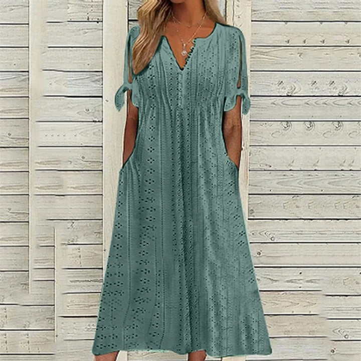 Robe Ludivine élégante pour femme, coupe raffinée et finitions soignées adaptées aux occasions habillées.