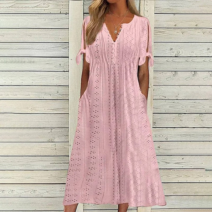 Robe Ludivine élégante pour femme, coupe raffinée et finitions soignées adaptées aux occasions habillées.