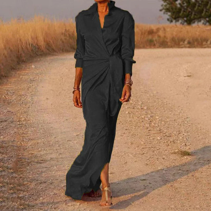 Découvrez la robe longue portefeuille Deloria pour femme, au design moderne et élégant. Confectionnée dans un tissu fluide et léger, cette robe noire met en valeur votre silhouette avec sa coupe flatteuse et son décolleté subtil. Parfaite pour toutes les occasions, elle vous offrira confort et style, que ce soit pour une sortie décontractée ou une soirée chic. Complétez votre look avec des accessoires et des sandales pour une allure tendance et raffinée.